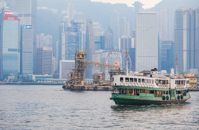 1 hkd 到 usd 香港维多利亚港夜景与金融数据大屏，展示港元美元汇率走势图表，画面蓝绿色调专业感强，象征港元与美元的金融联结